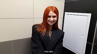 Eine Rothaarige Teenagerin Gibt Ihrem Kollegen Einen Blowjob Auf Einer Toilette