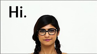 Mia Khalifa อวดเรือนร่างที่กระชับของเธอในระยะใกล้ชิดที่เปิดเผย